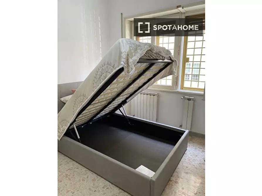 Immagine 3 di Camera condivisa in affitto  in Via dei Monti di Primavalle a Roma