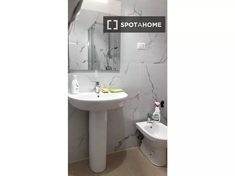 Immagine 6 di Camera condivisa in affitto  in Via Portacarrese a Montecalvario a Napoli