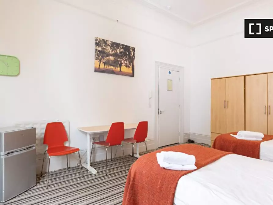 Immagine 11 di Camera condivisa in affitto  in Ground Floor Apartment a Kensington