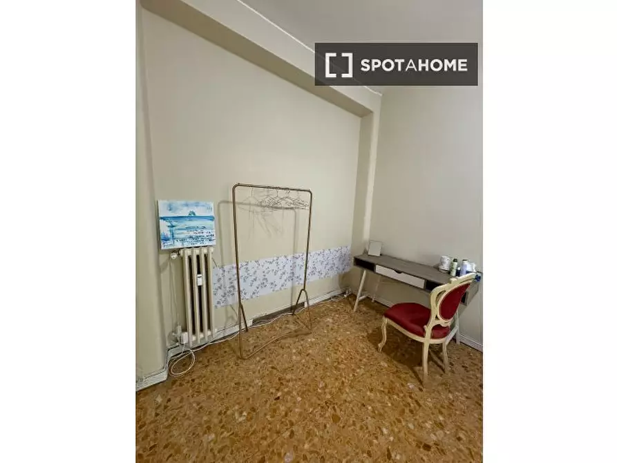 Immagine 4 di Camera condivisa in affitto  in Via Tripolitania a Roma