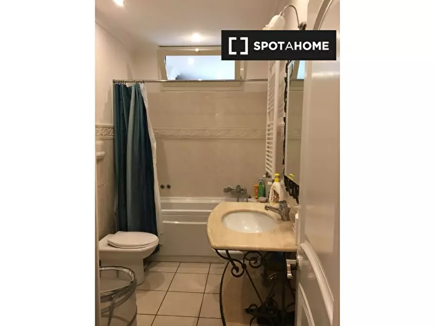 Immagine 2 di Camera condivisa in affitto  in Via Mario Gigante a Napoli