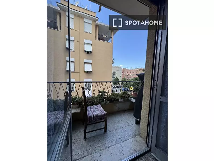Immagine 14 di Camera condivisa in affitto  in Viale Opita Oppio a Roma
