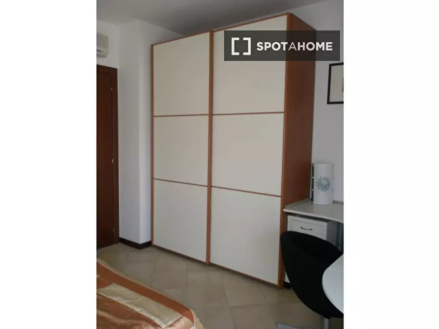 Immagine 2 di Camera condivisa in affitto  in Via Achille Capizzano a Roma