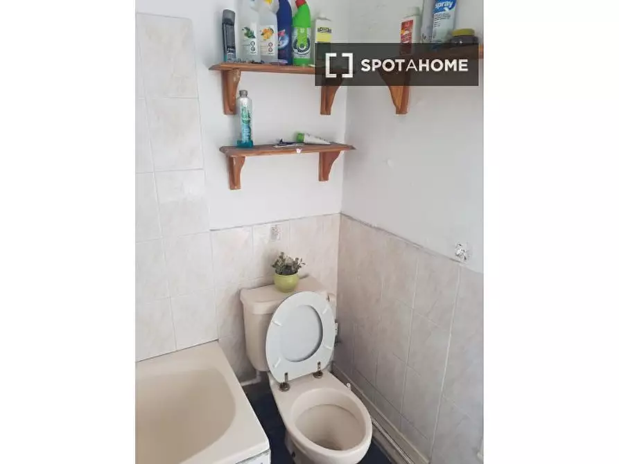 Immagine 9 di Camera condivisa in affitto  in A Homesdale Rd a Bromley