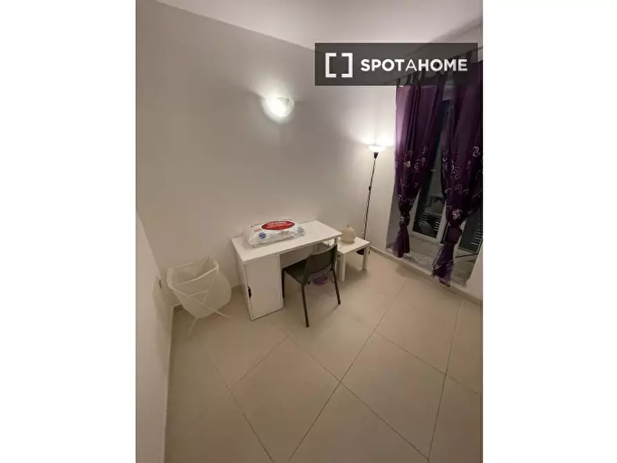 Immagine 2 di Camera condivisa in affitto  in Via Luigi Settembrini a Napoli