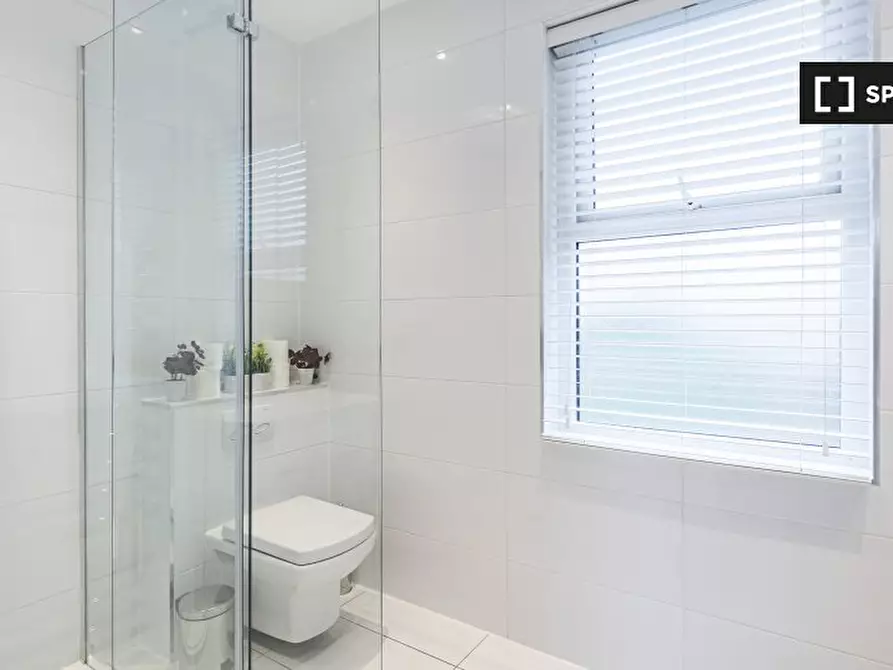 Immagine 17 di Appartamento in affitto  in Kilburn High Rd a Camden Town