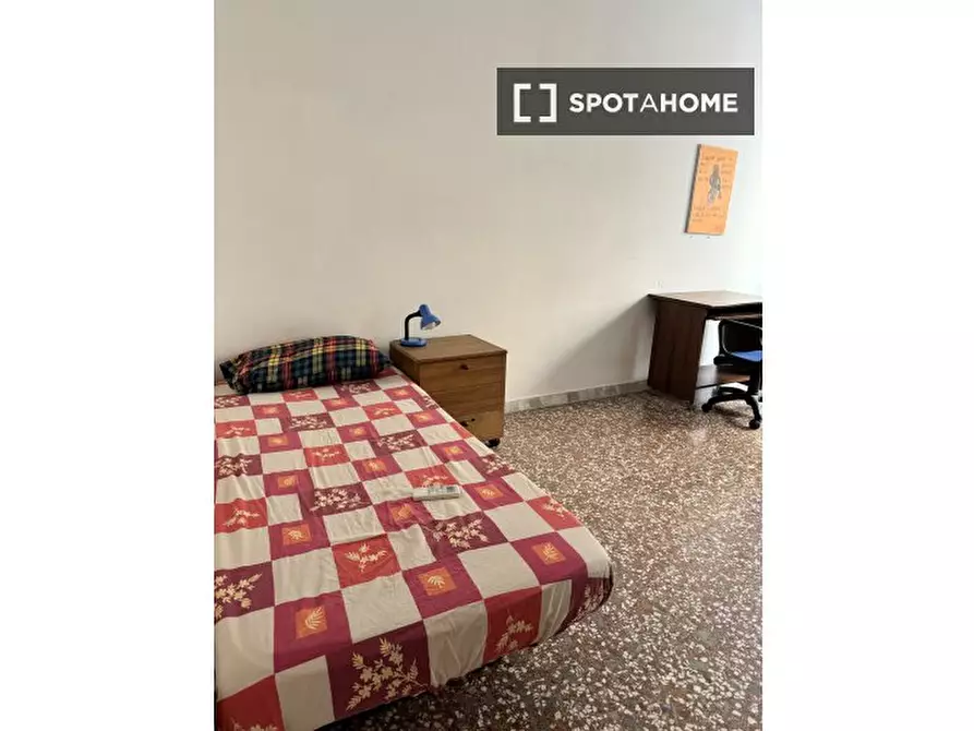 Immagine 1 di Camera condivisa in affitto  in Via Valle Borbera a Roma
