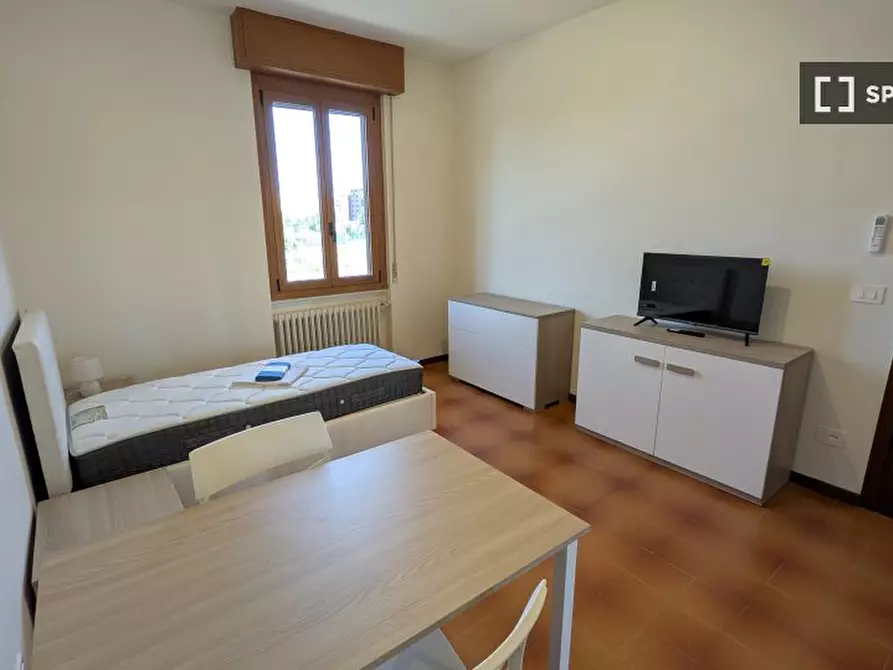 Immagine 2 di Camera condivisa in affitto  in Via Lodovico Il Moro a Milano