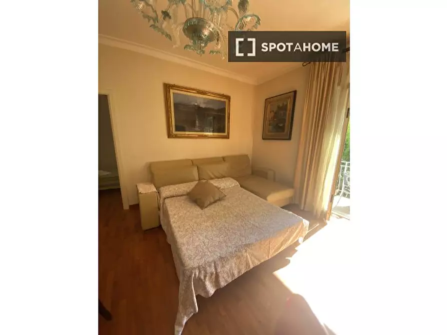 Immagine 3 di Camera condivisa in affitto  in Via Posillipo a Napoli