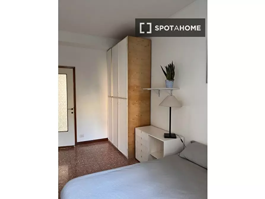 Immagine 2 di Camera condivisa in affitto  in Via Caccialepori a Milano