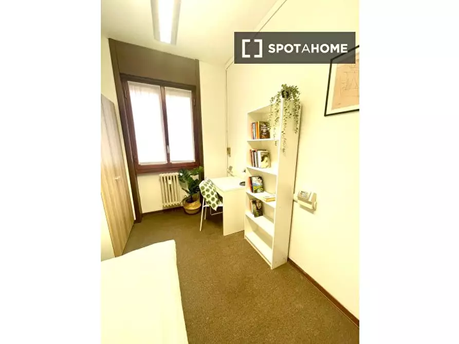 Immagine 2 di Camera condivisa in affitto  in Via Antonio Canova a Milano