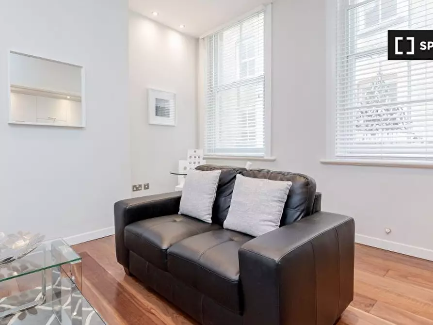 Immagine 3 di Appartamento in affitto  in Dyer's Buildings a Camden Town