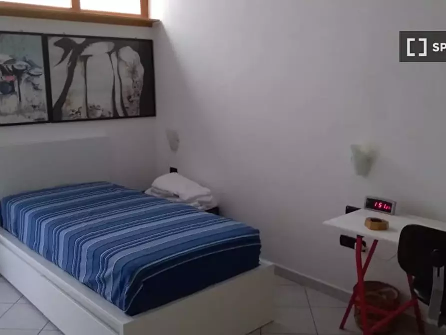 Immagine 1 di Camera condivisa in affitto  in Via Ventaglieri a Napoli