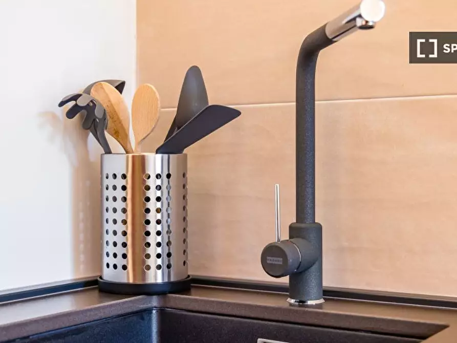 Immagine 15 di Appartamento in affitto  in Via Santa Teresa degli Scalzi a Napoli