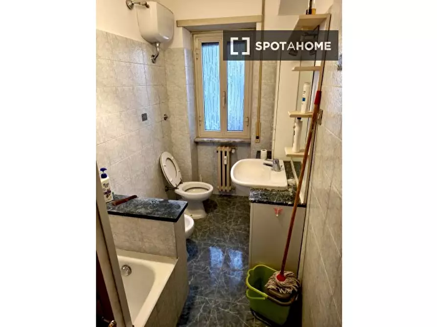 Immagine 5 di Camera condivisa in affitto  in Via Licinio Stolone a Roma