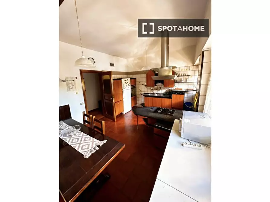 Immagine 5 di Camera condivisa in affitto  in Via Duccio di Buoninsegna a Roma