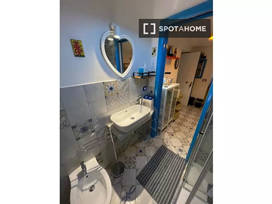 Immagine 11 di Appartamento in affitto  in Vico II Foglie A Santa Chiara a Napoli