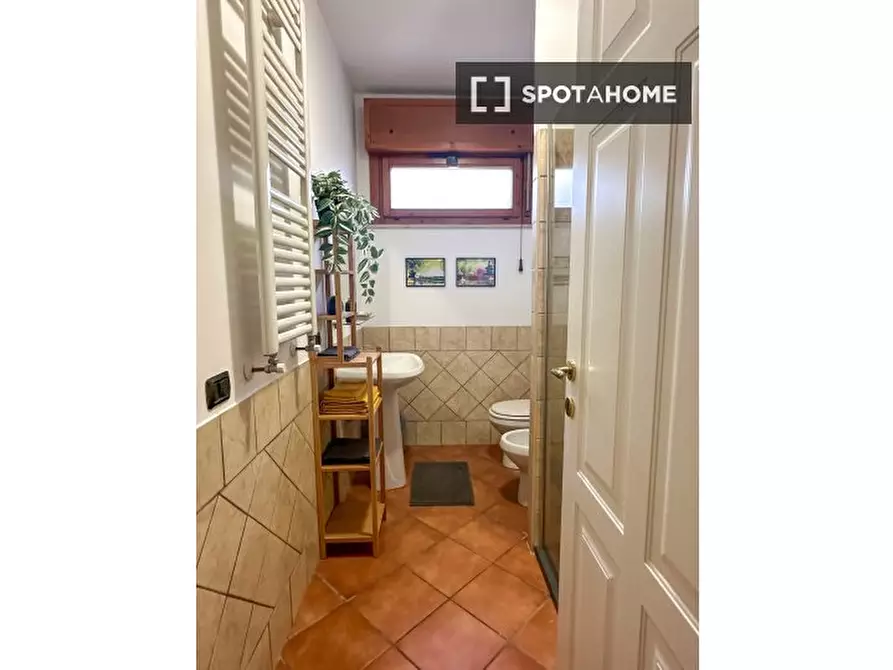 Immagine 5 di Camera condivisa in affitto  in Via Alberto Lupo a Roma