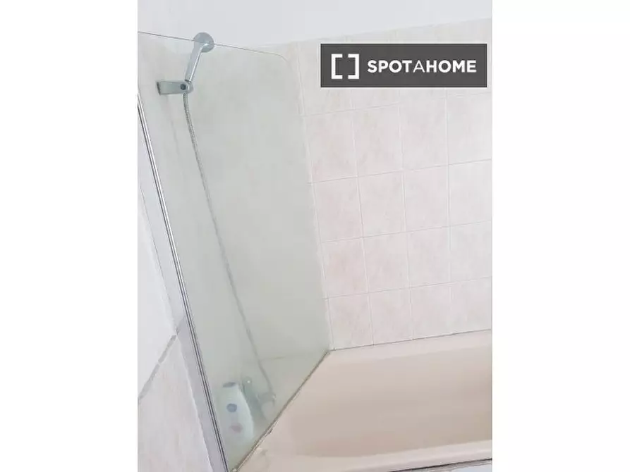 Immagine 8 di Camera condivisa in affitto  in A Homesdale Rd a Bromley