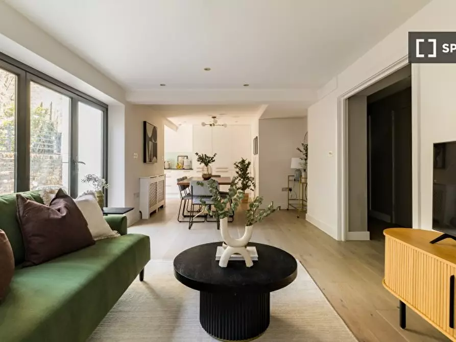 Immagine 8 di Appartamento in affitto  in Basing Street a Kensington