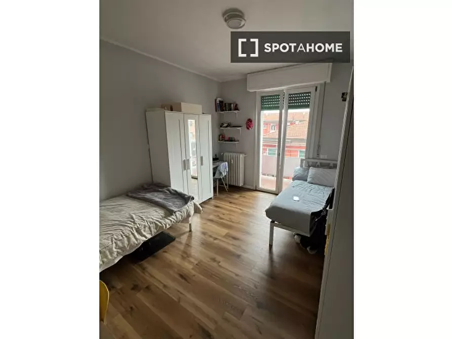 Immagine 2 di Camera condivisa in affitto  in Via Lorenteggio a Milano