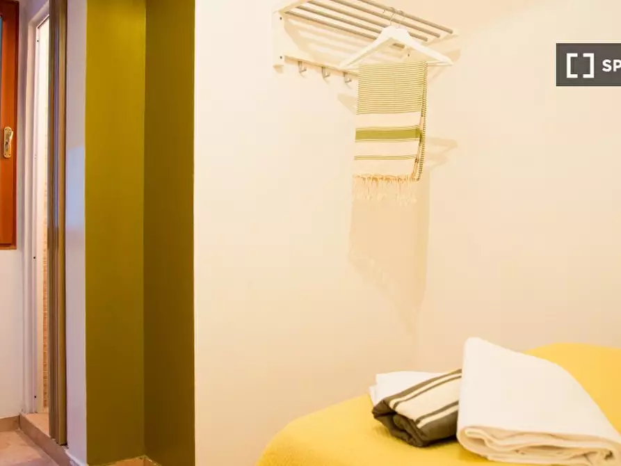 Immagine 1 di Camera condivisa in affitto  in Via Calatafimi a Roma