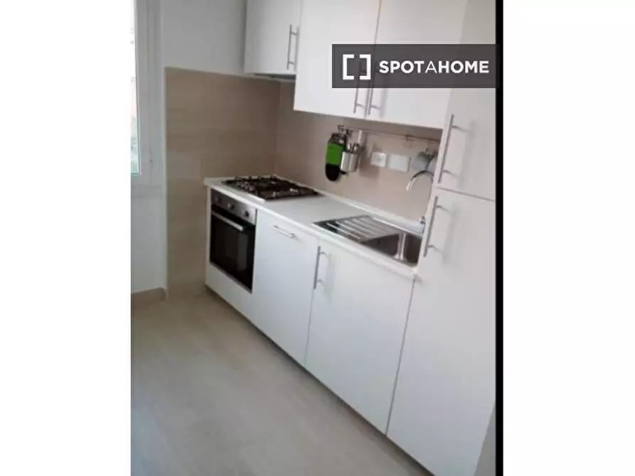 Immagine 3 di Camera condivisa in affitto  in Via Alghero a Roma