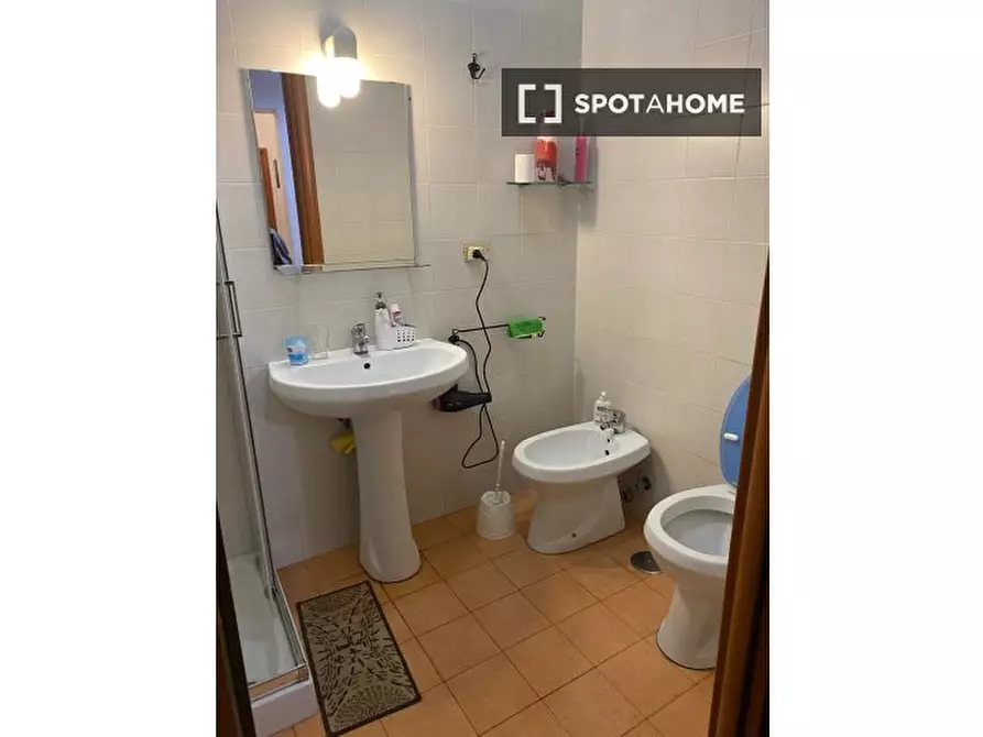 Immagine 9 di Camera condivisa in affitto  in Salita Tarsia a Napoli