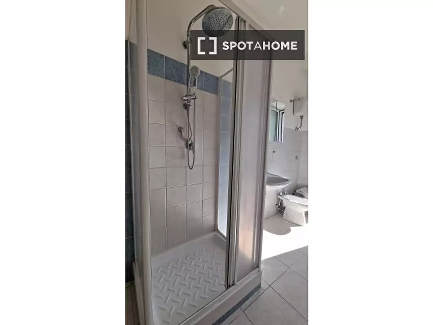 Immagine 18 di Camera condivisa in affitto  in Via Ostiense a Roma