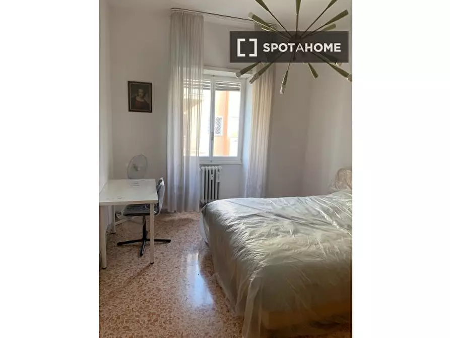 Immagine 1 di Camera condivisa in affitto  in Via dei Monti di Creta a Roma