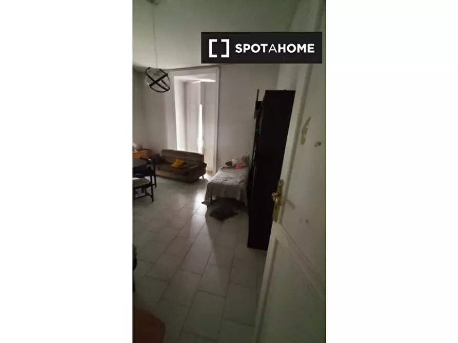 Immagine 2 di Camera condivisa in affitto  in Via Carminiello Al Mercato a Napoli