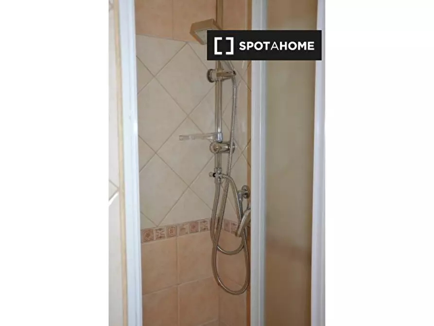Immagine 19 di Camera condivisa in affitto  in Via Vetulonia a Roma