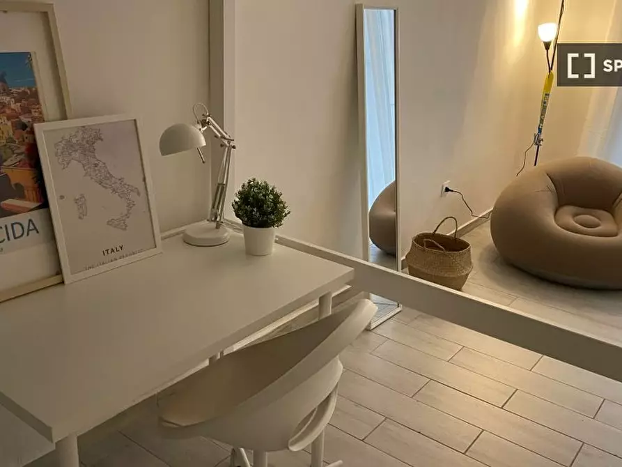 Immagine 1 di Camera condivisa in affitto  in Via Pietro Trinchera a Napoli