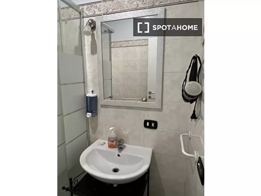 Immagine 12 di Camera condivisa in affitto  in Via Appia Nuova a Roma