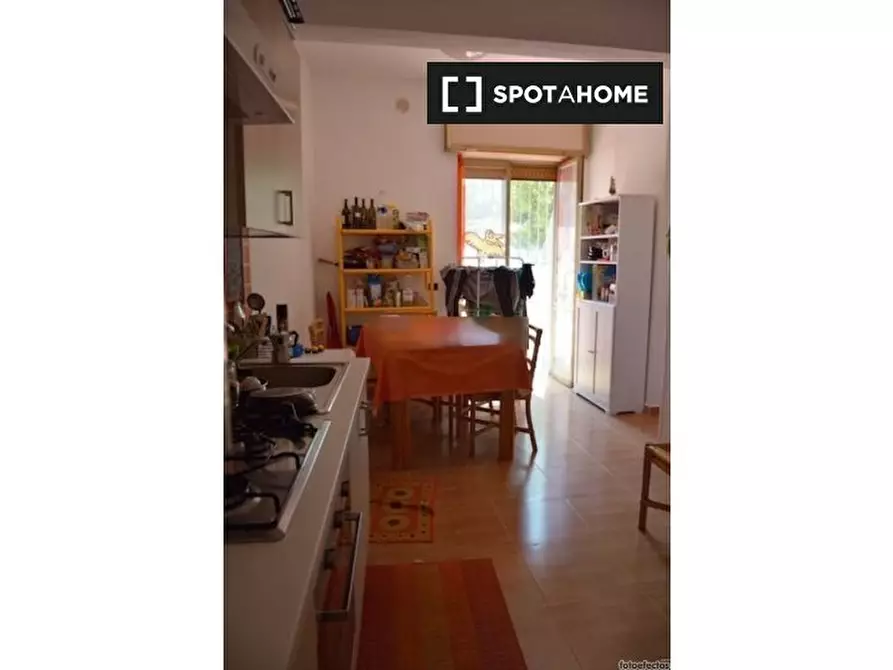 Immagine 2 di Camera condivisa in affitto  in Via Pietro Castellino a Napoli