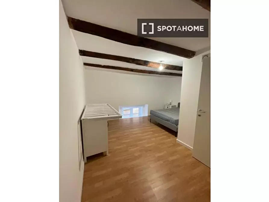 Immagine 2 di Camera condivisa in affitto  in P.za Dante a Napoli