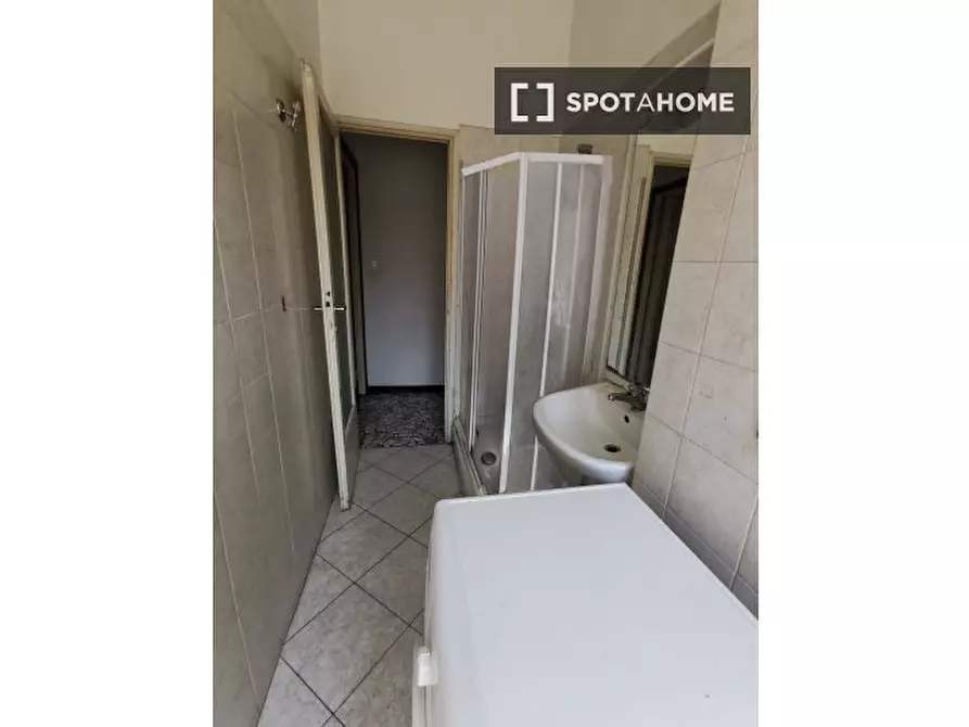 Immagine 16 di Camera condivisa in affitto  in Viale Lucania a Milano