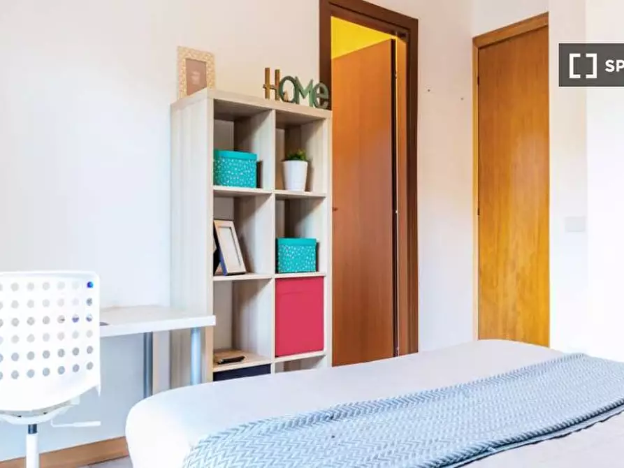 Immagine 4 di Camera condivisa in affitto  in Via Fiume delle Perle a Roma