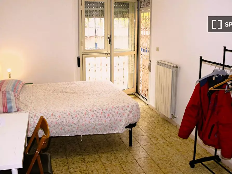 Immagine 1 di Camera condivisa in affitto  in Via Giuseppe de Robertis a Roma
