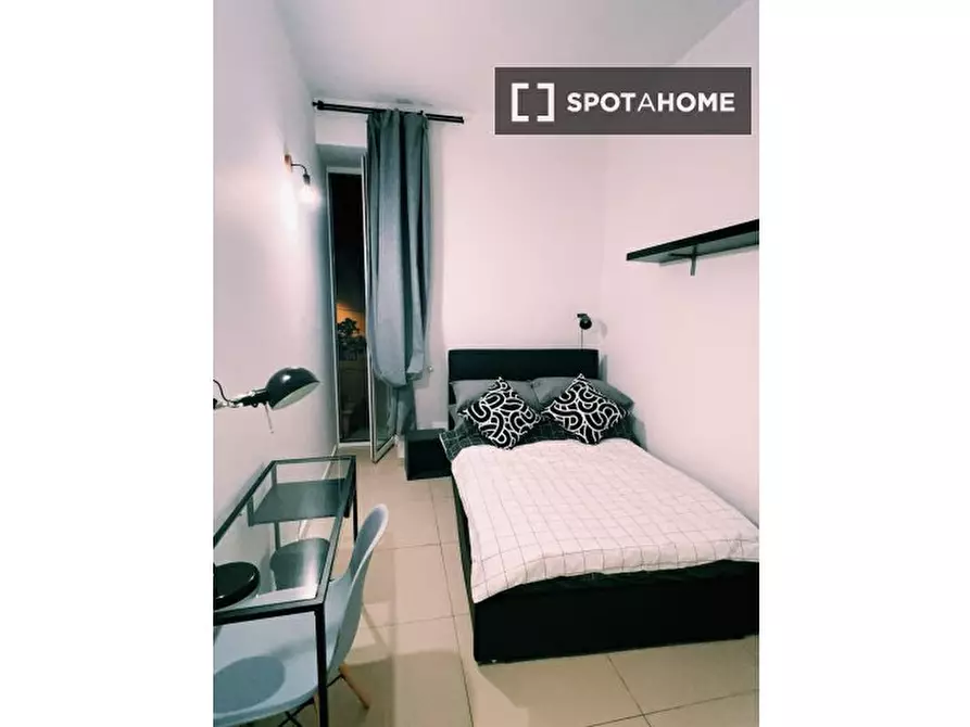 Immagine 15 di Camera condivisa in affitto  in Via Stella a Napoli