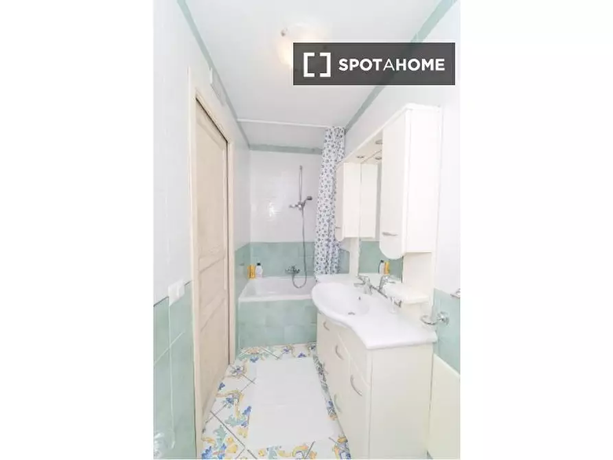 Immagine 5 di Camera condivisa in affitto  in Via Salvator Rosa a Napoli