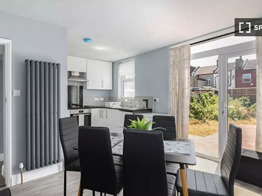 Immagine 1 di Appartamento in affitto  in Orpington Gardens a Enfield