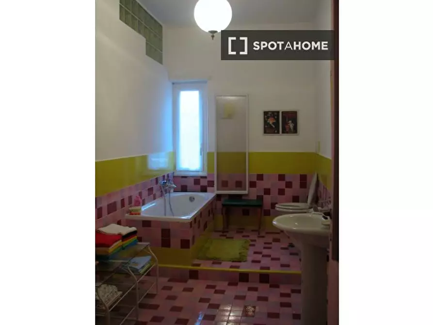 Immagine 8 di Camera condivisa in affitto  in Via Zenodossio a Roma