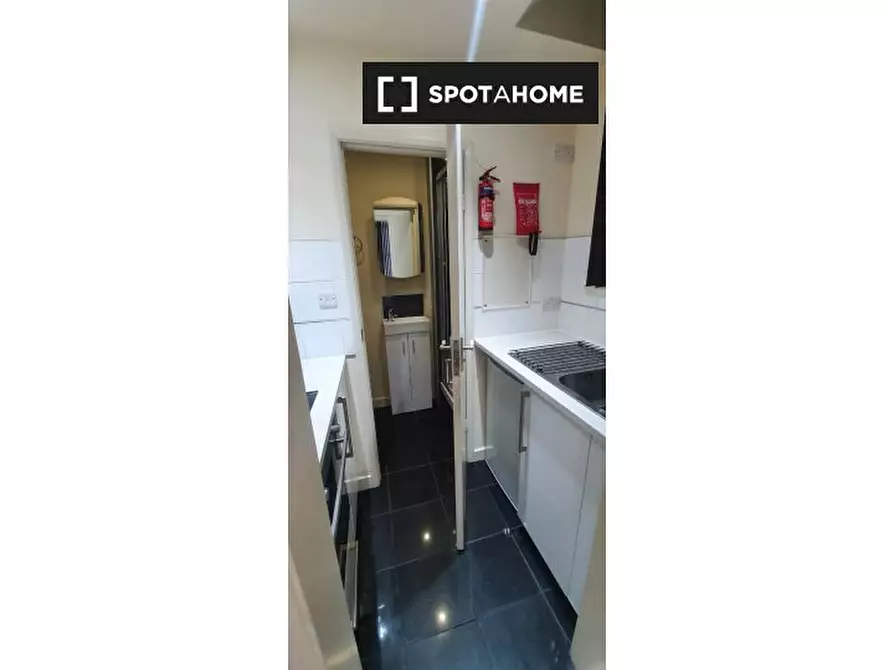 Immagine 4 di Ufficio in affitto  in Apartment a Brent