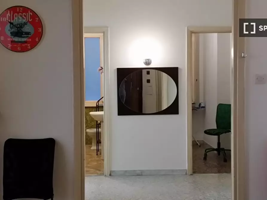 Immagine 10 di Camera condivisa in affitto  in Via Alba a Roma