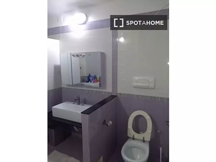 Immagine 15 di Camera condivisa in affitto  in Via Ventaglieri a Napoli