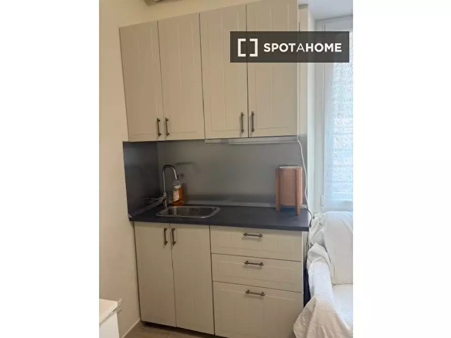 Immagine 10 di Camera condivisa in affitto  in Via dell'Agro Curziano a Roma