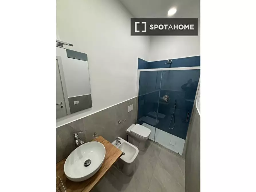 Immagine 3 di Camera condivisa in affitto  in P.za Cavour a Napoli