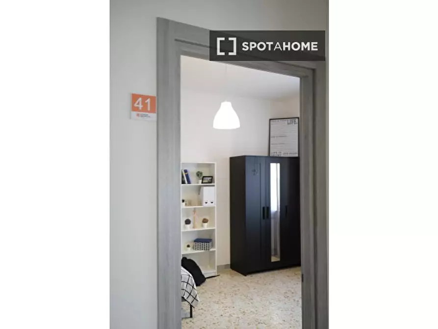 Immagine 1 di Camera condivisa in affitto  in Via Terracina n. fab. A - sc. H int. 27 a Napoli