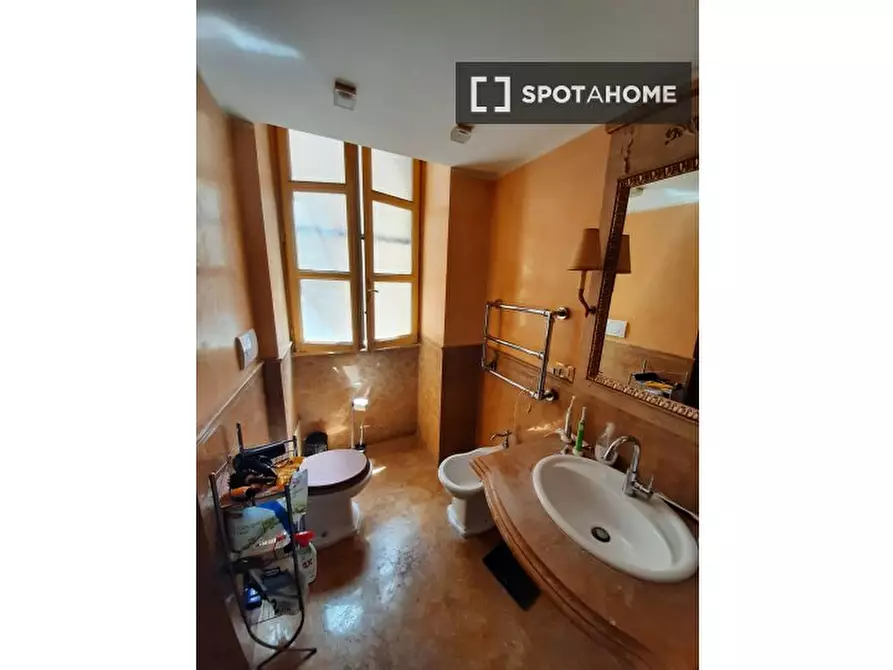 Immagine 9 di Camera condivisa in affitto  in Via Cavour a Roma